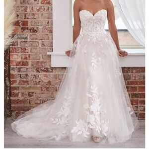 Elegant Strapless Wedding Dress